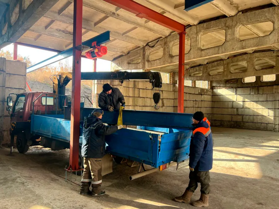 Кран-балка с тельфером в цеху, погрузка автомобиля